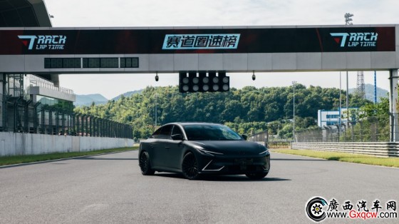 1ǼL7 Snake Performance_.jpg